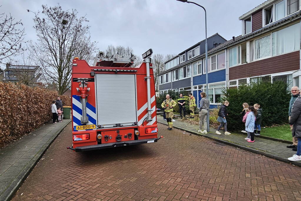 Brandweer blust brand in keuken