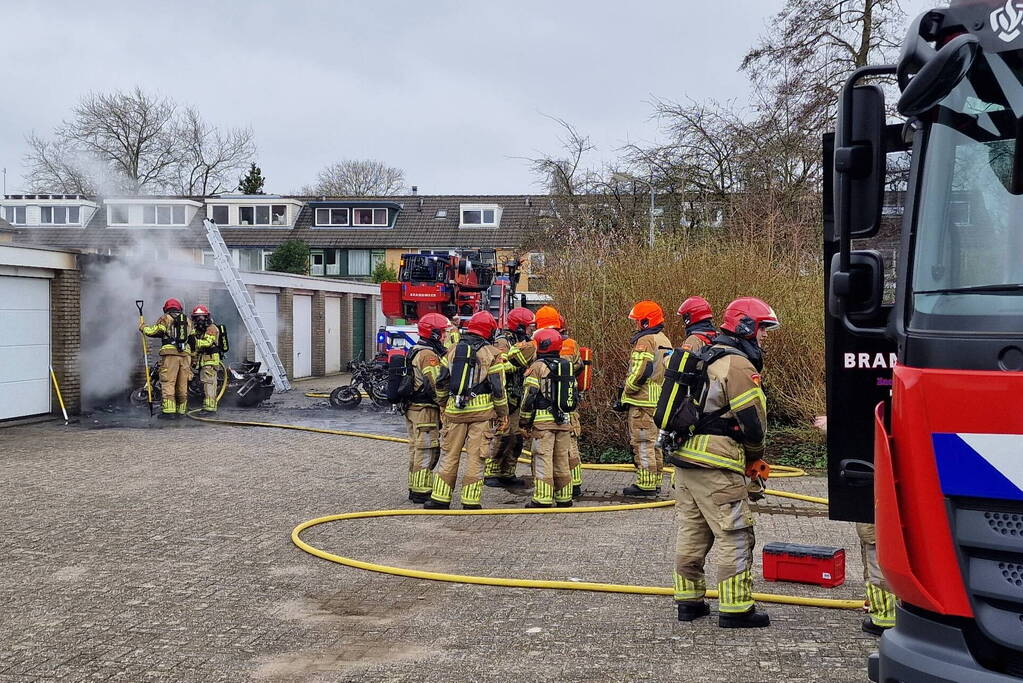 Flinke schade bij uitslaande brand in garagebox