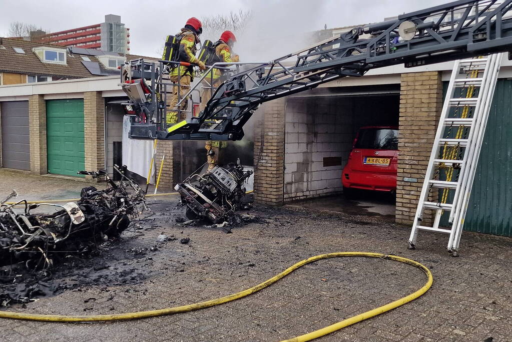 Flinke schade bij uitslaande brand in garagebox