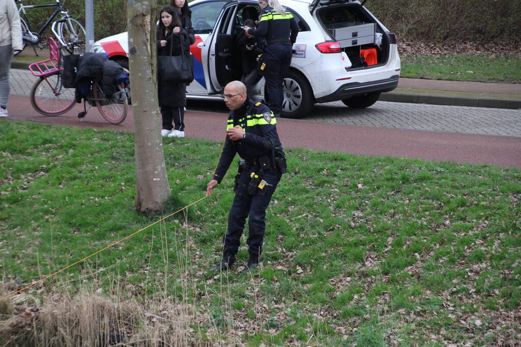 Fietser raakt te water na botsing met andere fietser