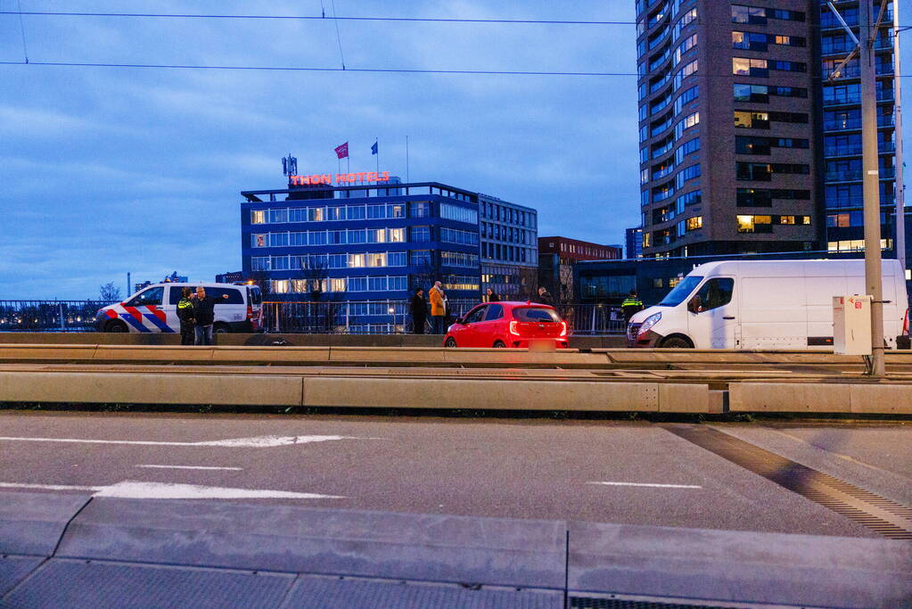 Fikse vertraging door botsing tussen bestelbus en personenauto