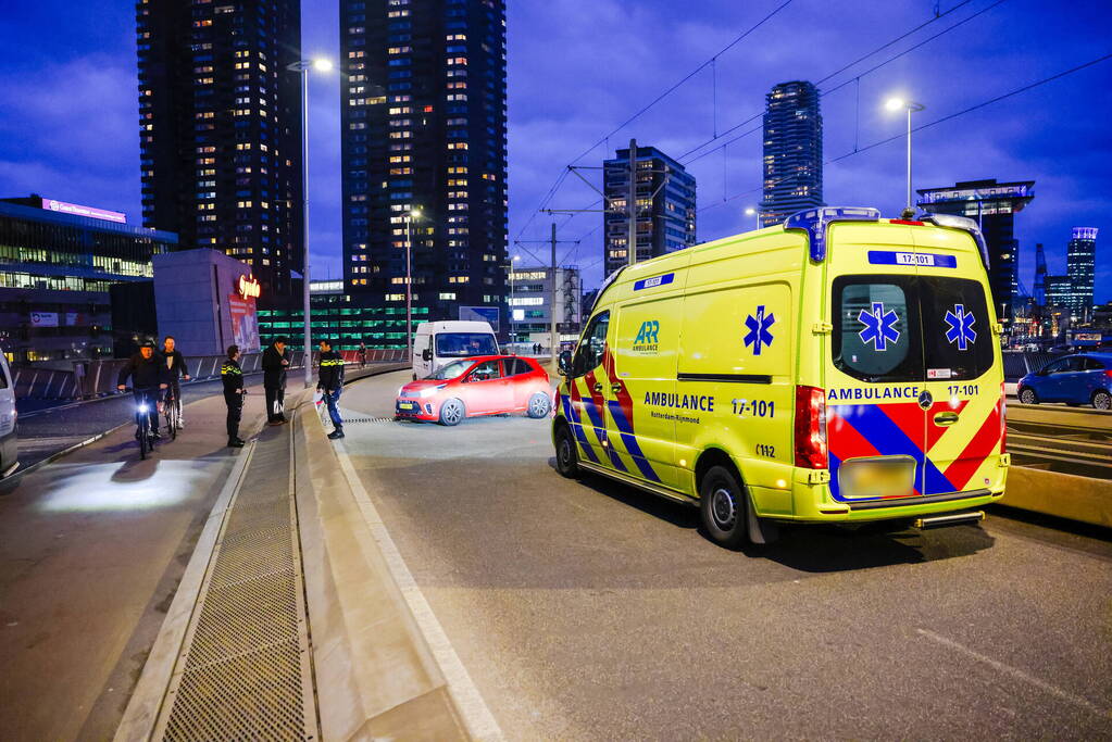 Fikse vertraging door botsing tussen bestelbus en personenauto