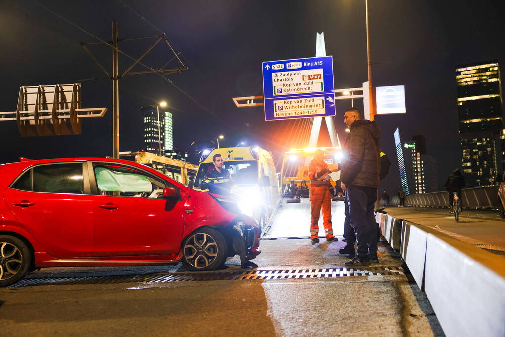 Fikse vertraging door botsing tussen bestelbus en personenauto