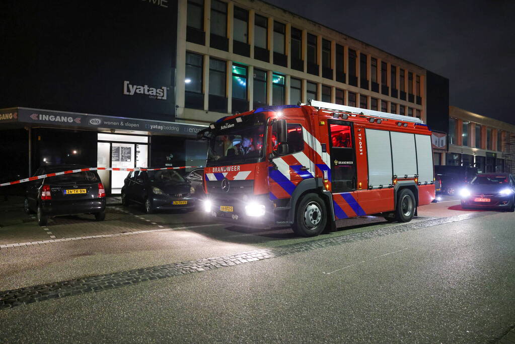 Brand tegen deur van winkel snel geblust