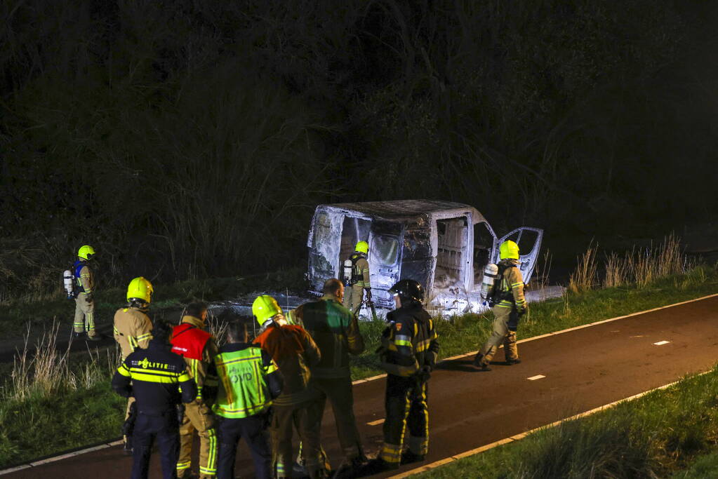 Bestelbus verwoest door brand
