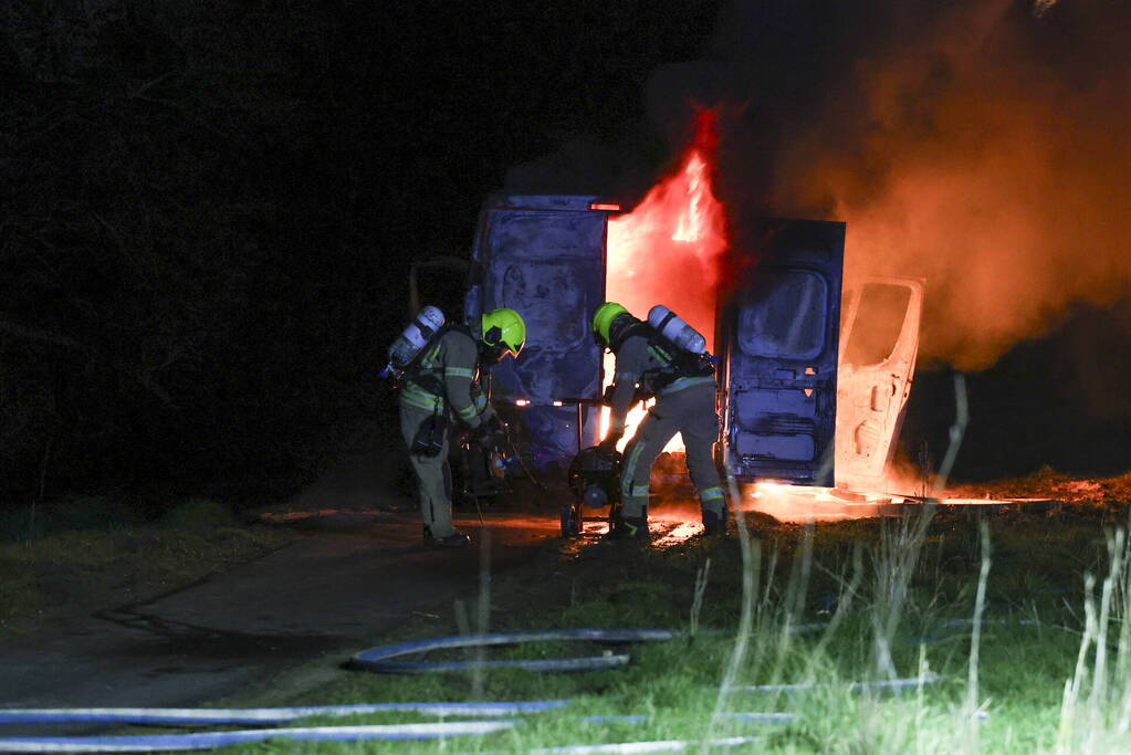Bestelbus verwoest door brand
