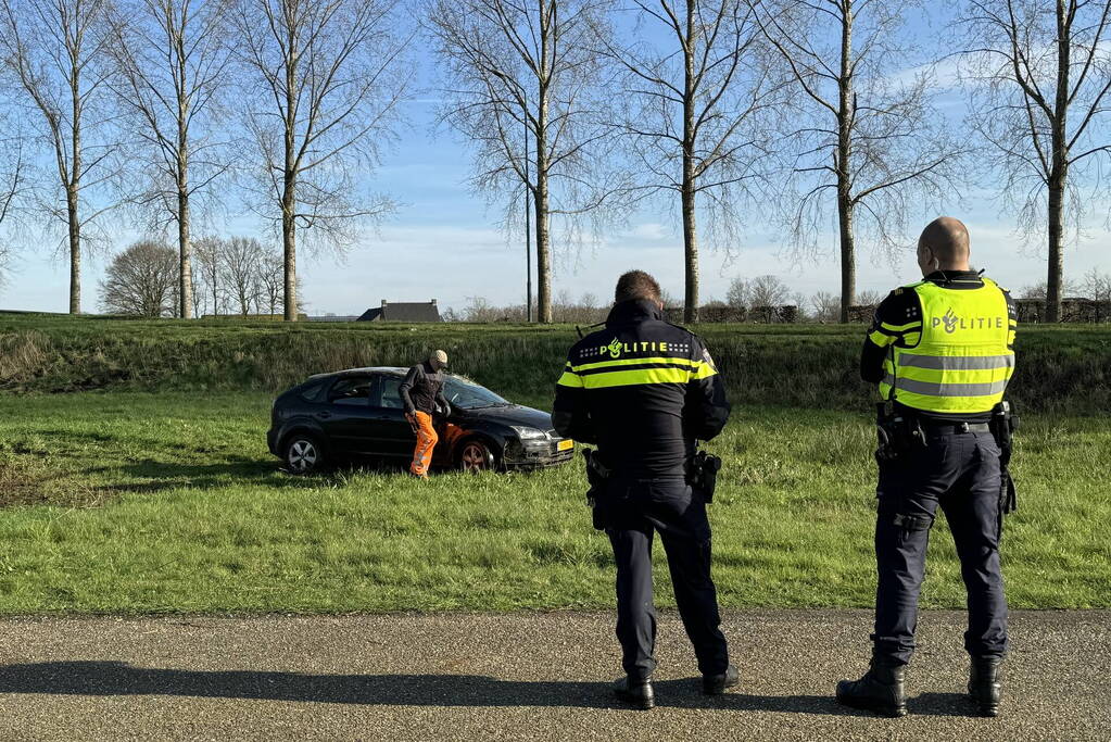 Auto rijdt van viaduct