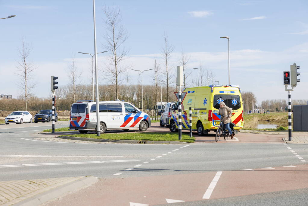 Vrachtwagen en personenauto botsen