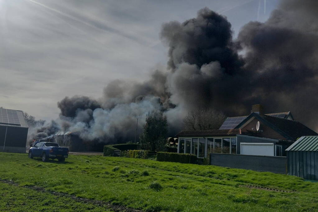 Hevige rookontwikkeling bij brand in loods