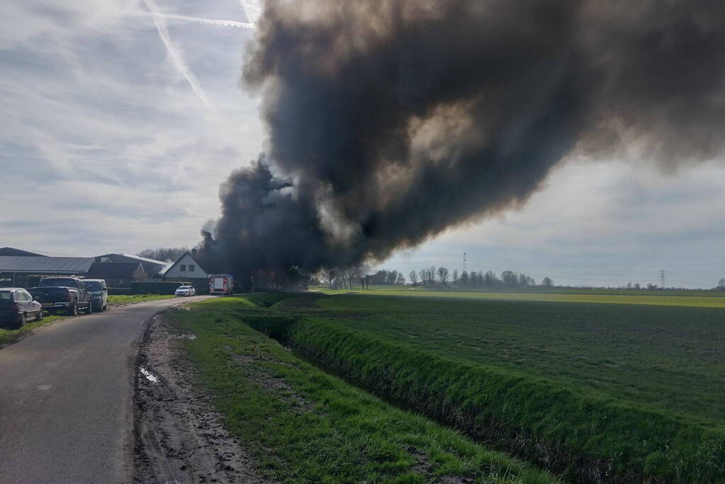 Hevige rookontwikkeling bij brand in loods