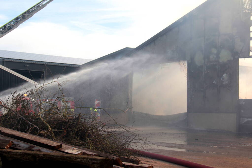 Hevige rookontwikkeling bij brand in loods