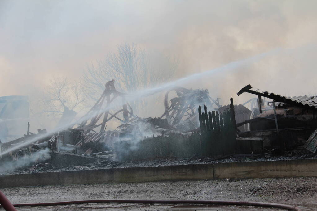 Hevige rookontwikkeling bij brand in loods