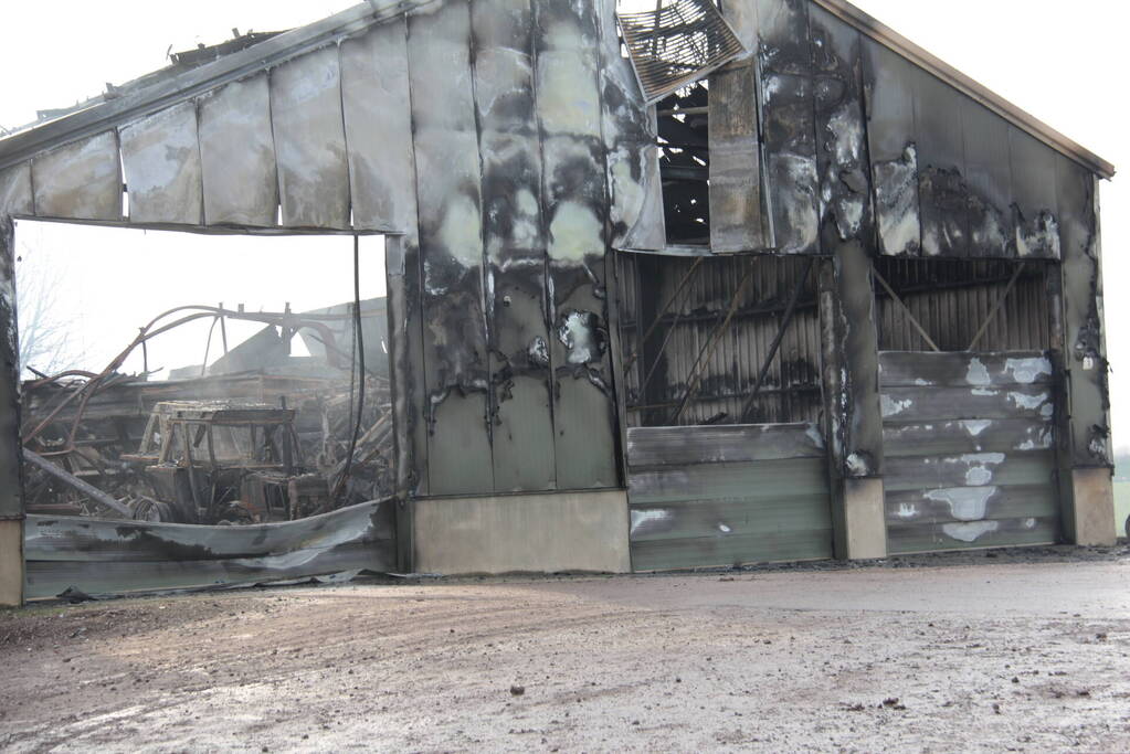 Hevige rookontwikkeling bij brand in loods