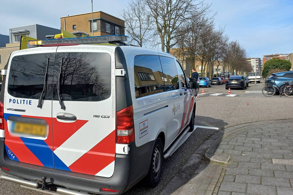 Man op brommer overleden bij botsing met auto