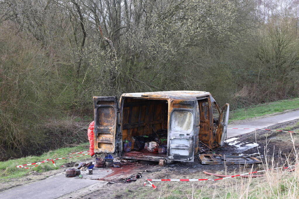 Uitgebrande bestelbus vol met chemische stoffen