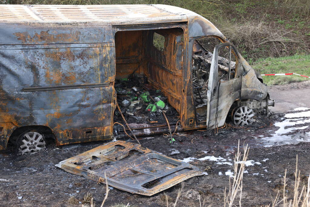 Uitgebrande bestelbus vol met chemische stoffen