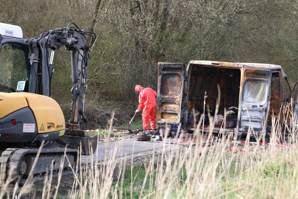 Uitgebrande bestelbus vol met chemische stoffen