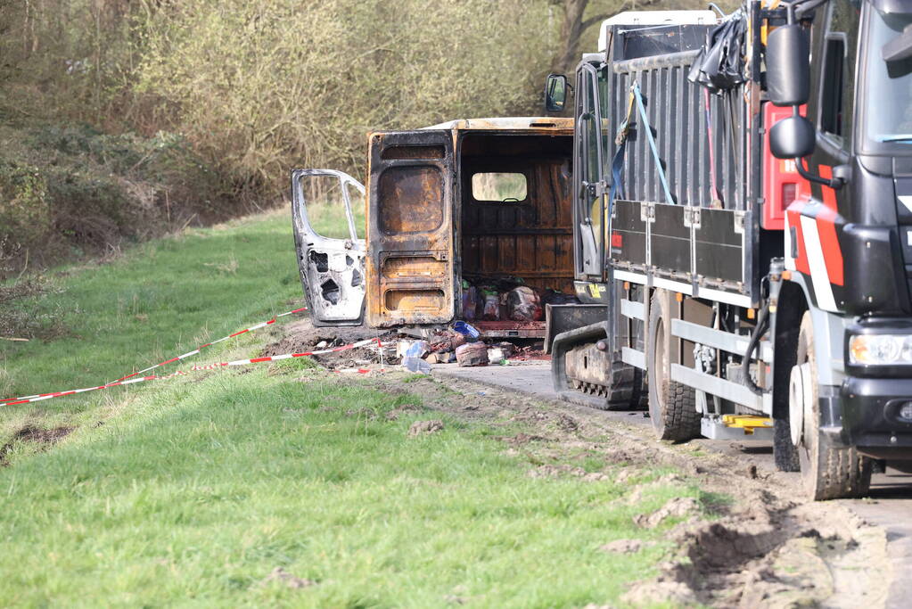 Uitgebrande bestelbus vol met chemische stoffen