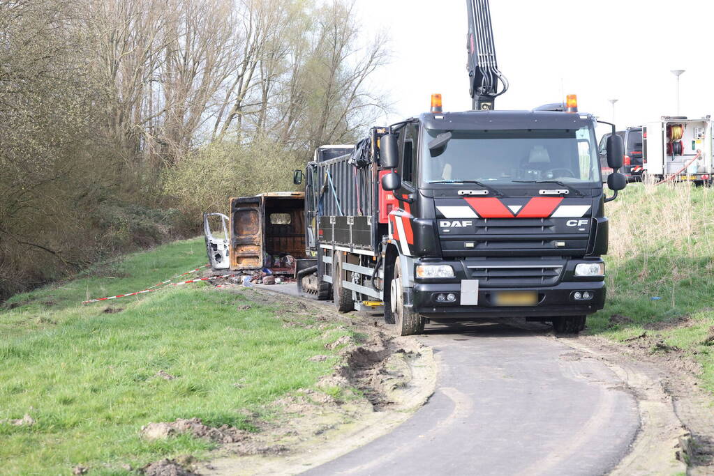 Uitgebrande bestelbus vol met chemische stoffen