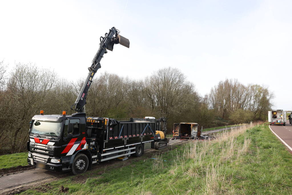 Uitgebrande bestelbus vol met chemische stoffen