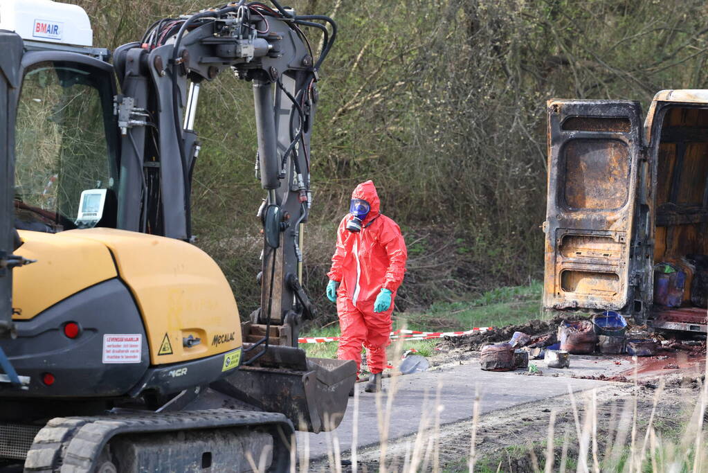 Uitgebrande bestelbus vol met chemische stoffen