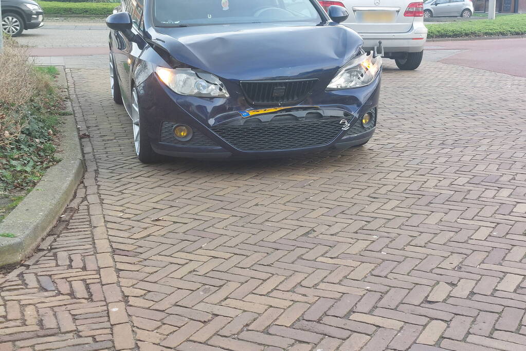 Les auto betrokken bij kop-staartbotsing