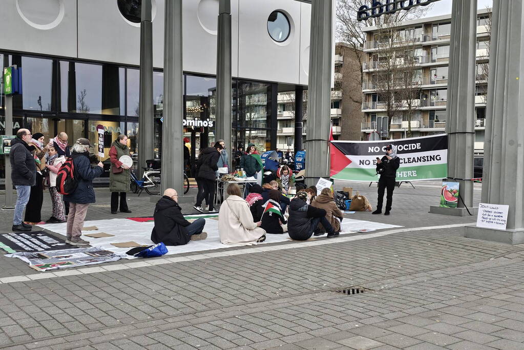 Tientallen pro-Palestijnse actievoerders gaan zitten uit protest tegen Gaza-oorlog