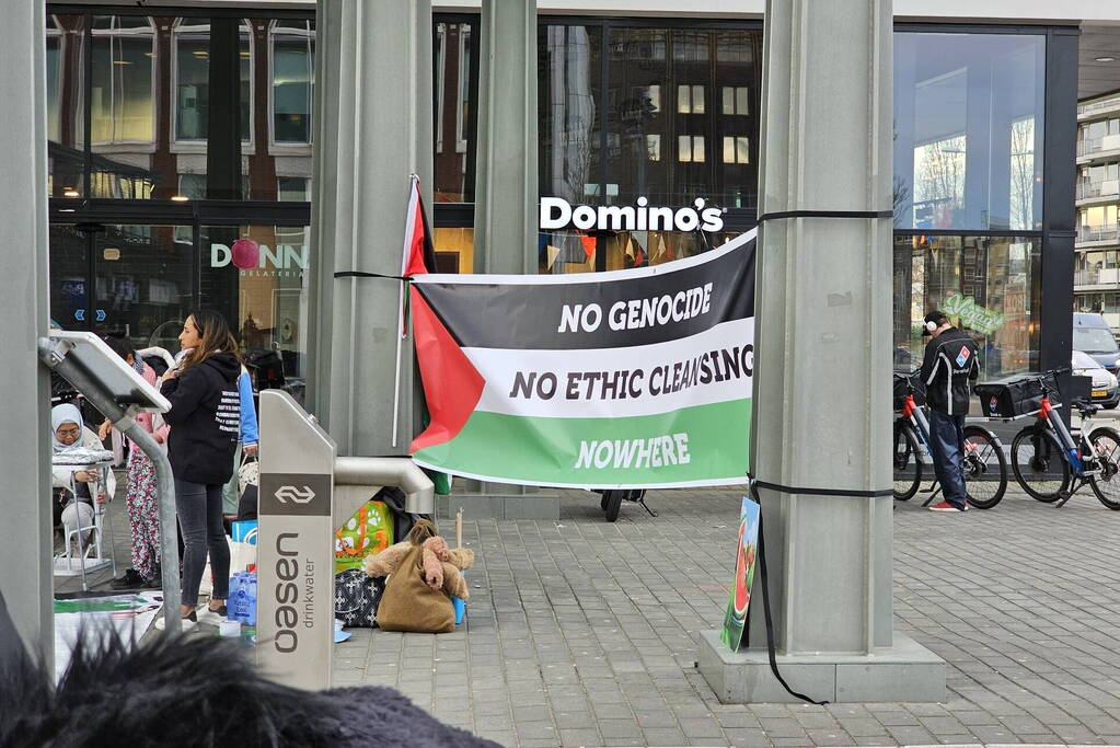 Tientallen pro-Palestijnse actievoerders gaan zitten uit protest tegen Gaza-oorlog