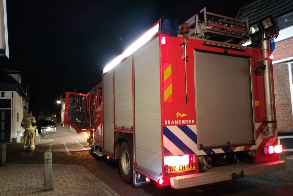 Brandweer onderzoekt gaslucht bij woning