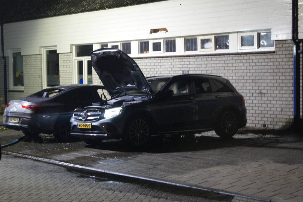 Twee auto's in brand in woonwijk