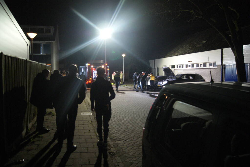 Twee auto's in brand in woonwijk