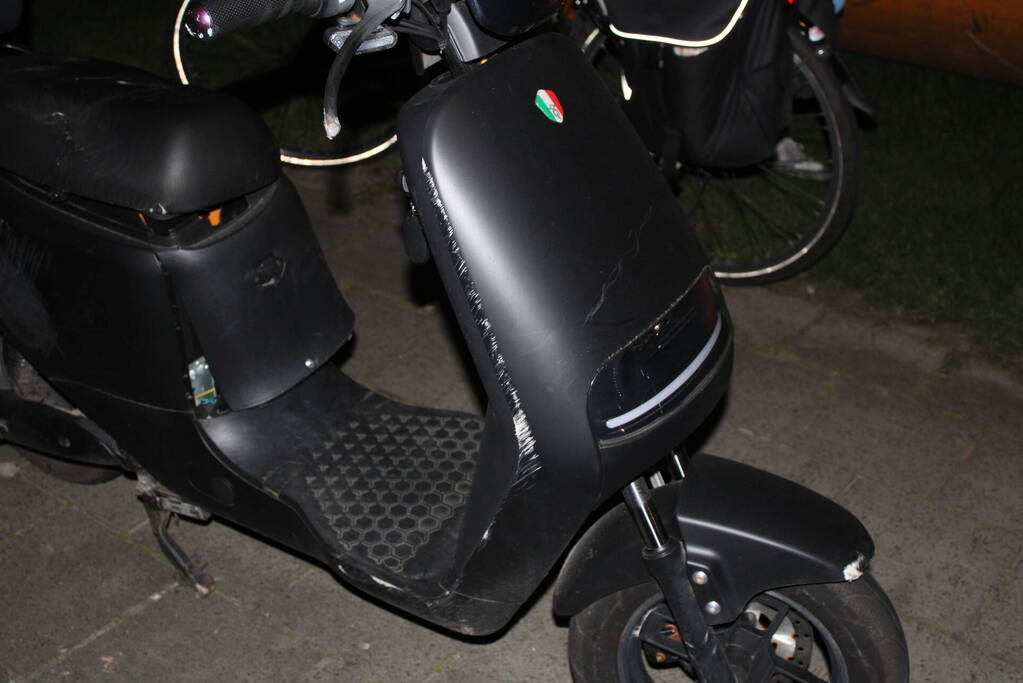 Scooterrijder gewond bij botsing met bus