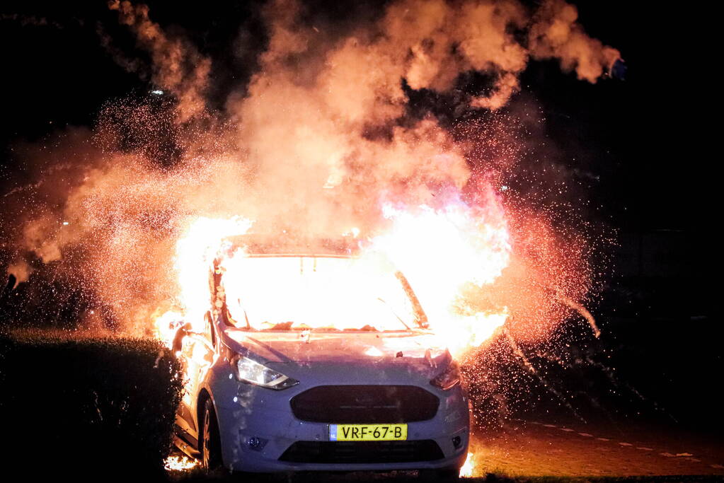 Metershoge vlammen slaan uit bestelbus