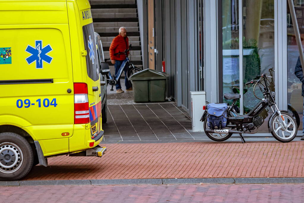 Man op Tomos-scooter botst op kozijn restaurant