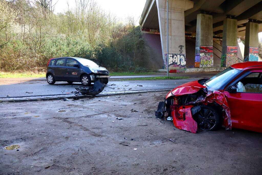 Twee personenwagens botsen frontaal op elkaar