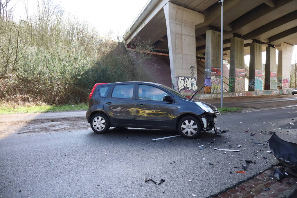 Twee personenwagens botsen frontaal op elkaar