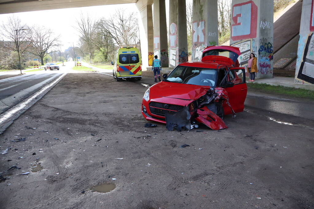 Twee personenwagens botsen frontaal op elkaar