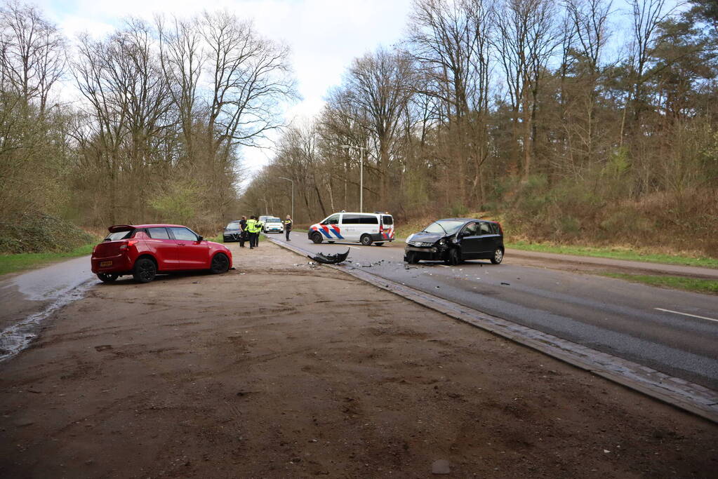 Twee personenwagens botsen frontaal op elkaar