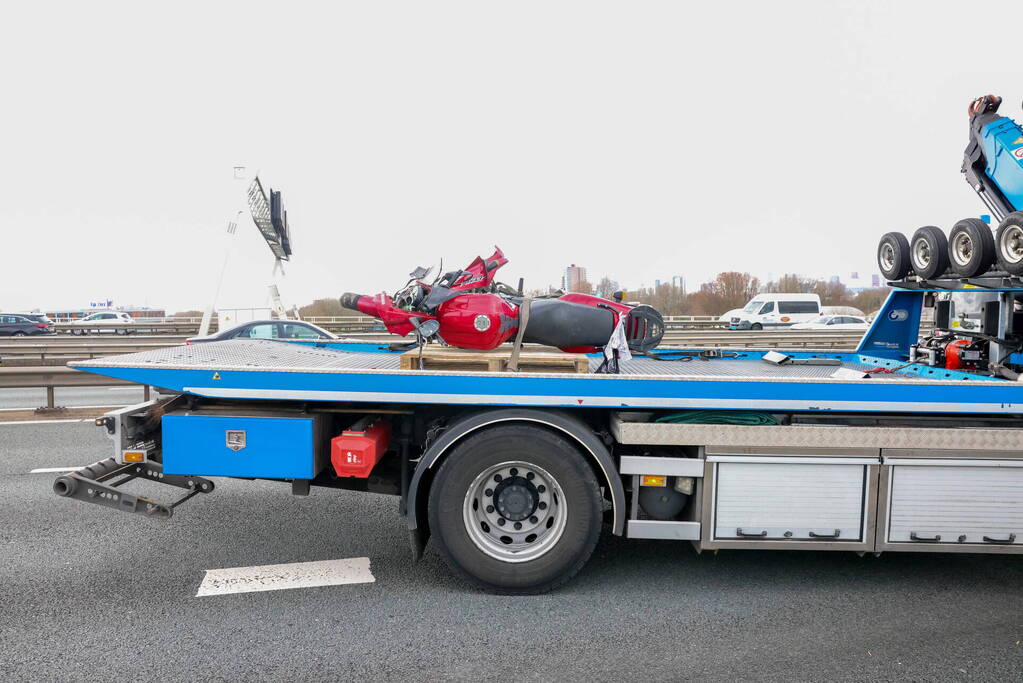 Van Brienenoordbrug deels afgesloten door ongeval