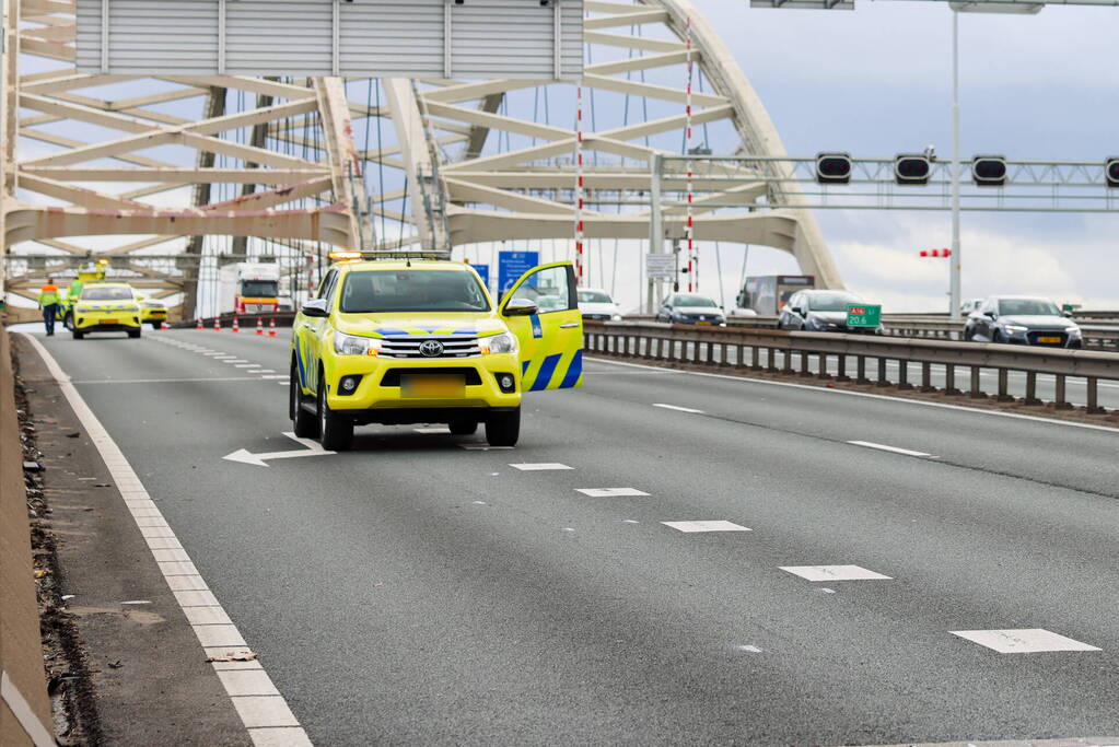 Van Brienenoordbrug deels afgesloten door ongeval