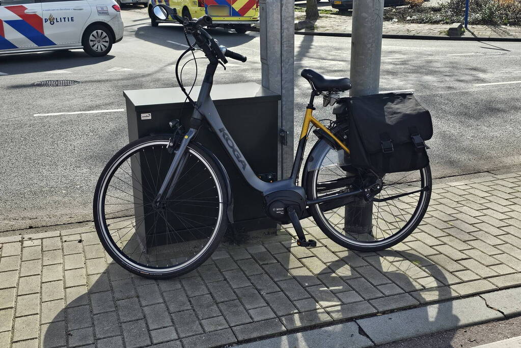 Afslaande automobilist rijdt fietser aan