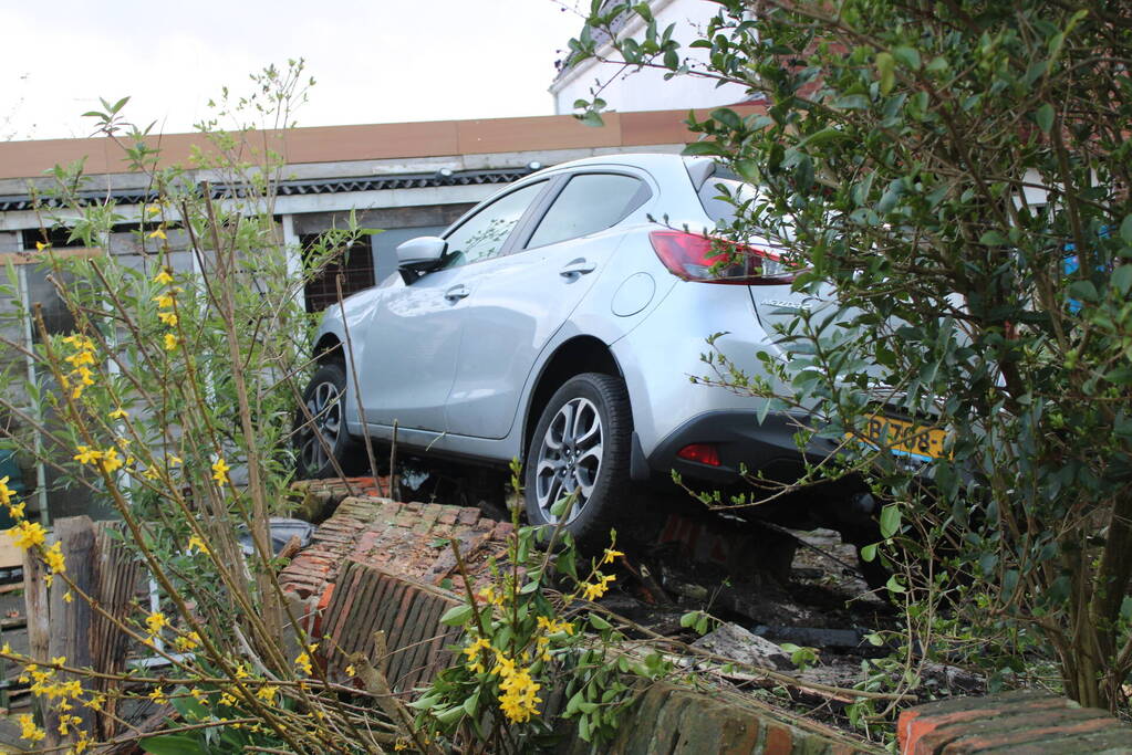 Bestuurder verliest macht over het stuur en belandt in voortuin
