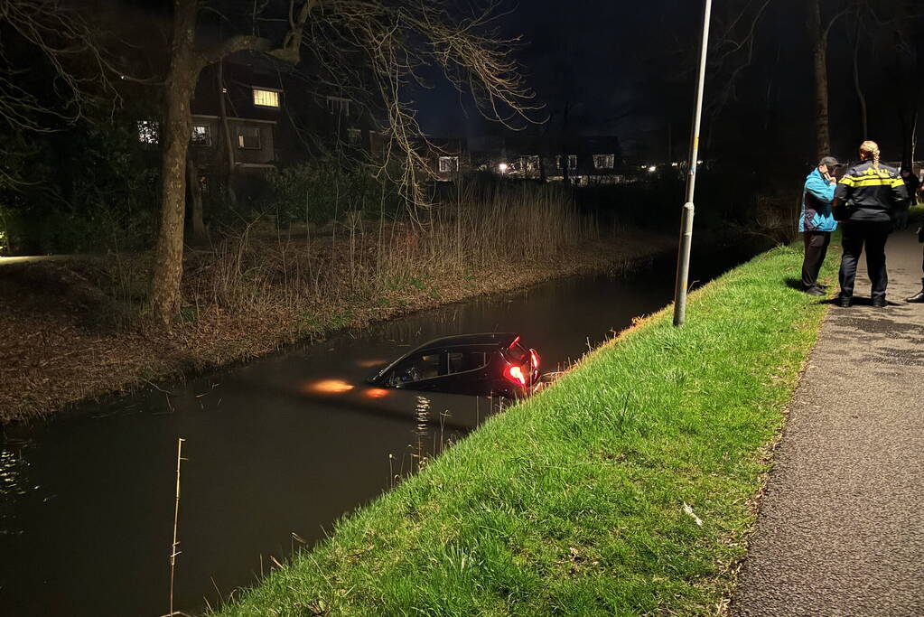 Bestuurder maakt stuurfout en rijdt water in