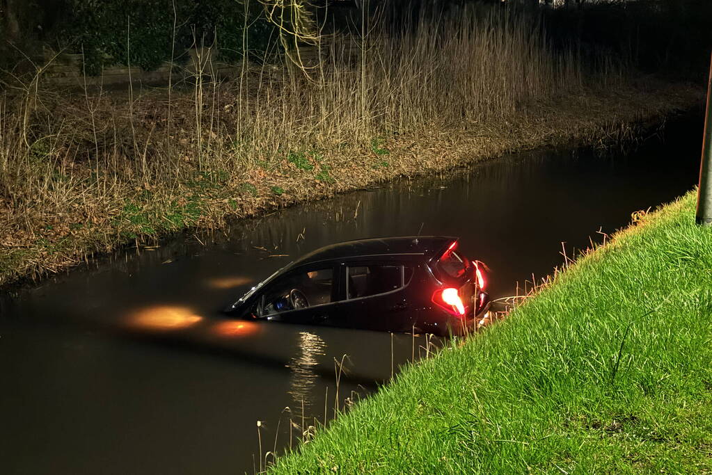 Bestuurder maakt stuurfout en rijdt water in