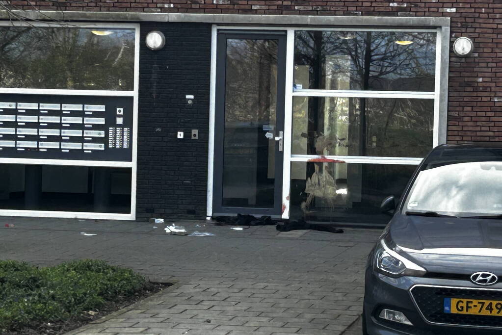 Zwaargewonde na steekpartij bij flat