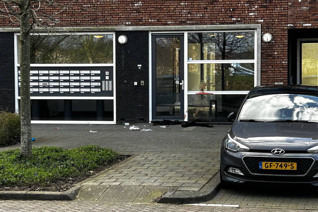 Zwaargewonde na steekpartij bij flat