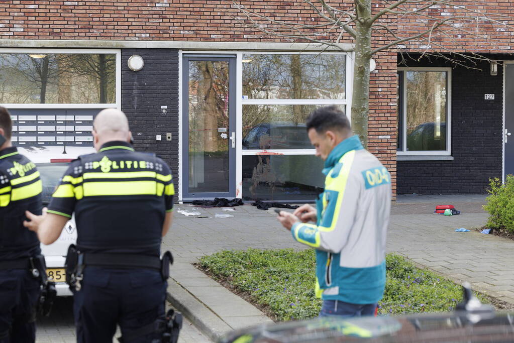 Zwaargewonde na steekpartij bij flat