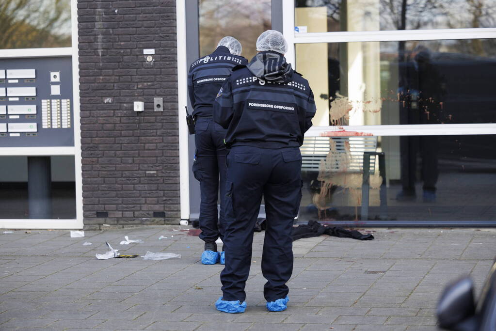 Zwaargewonde na steekpartij bij flat