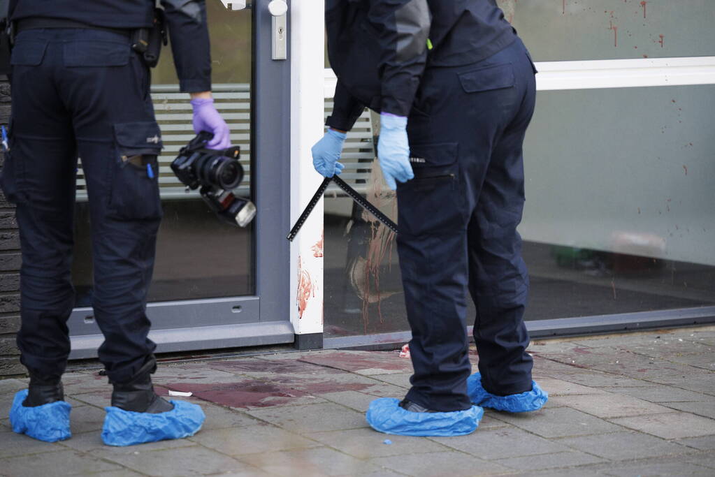 Zwaargewonde na steekpartij bij flat