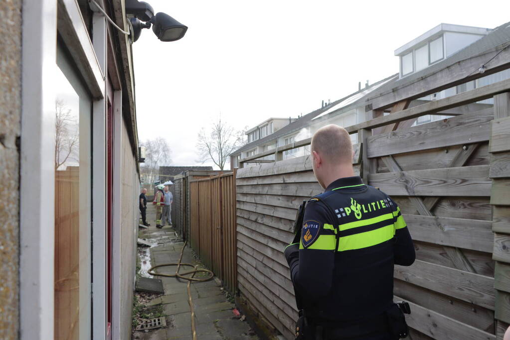 Bewoner en omwonenden blussen beginnende woningbrand